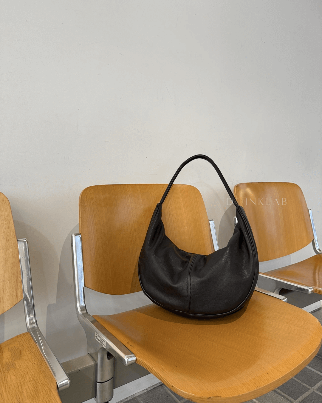 BUCKS AND LEATHER 027 Curve Shoulder