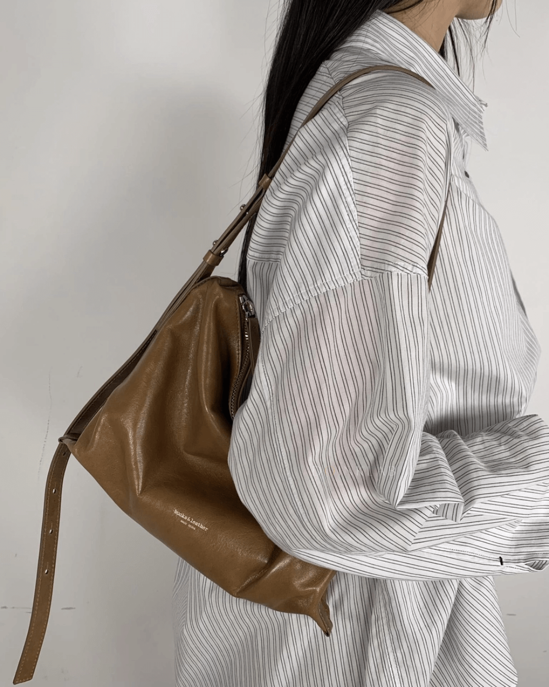 BUCKS AND LEATHER 18 Day Shoulder S