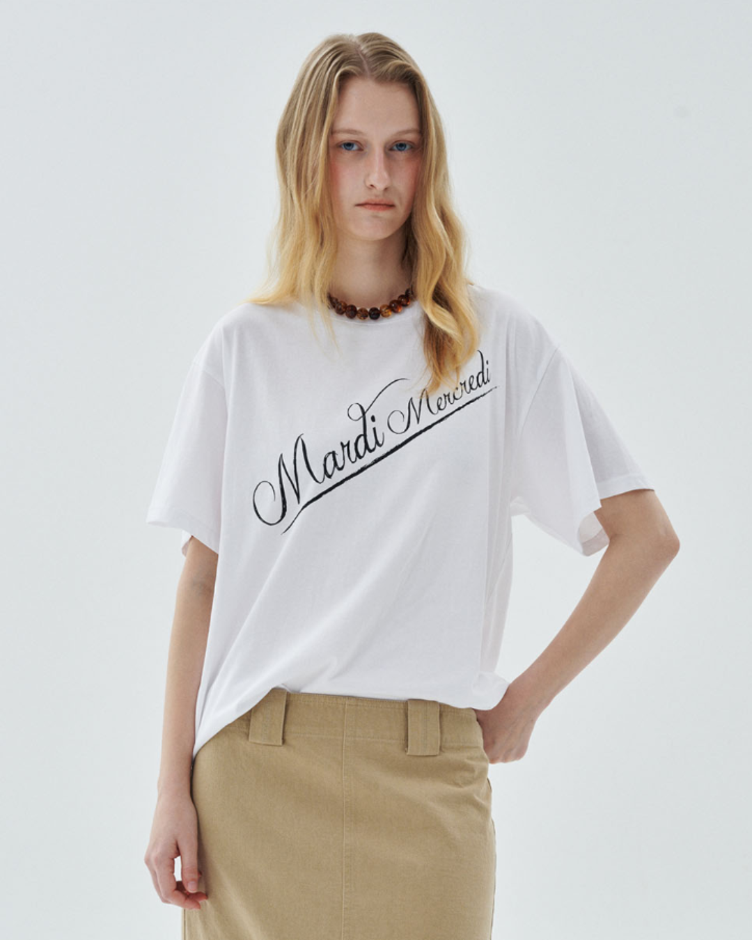 MARDI 109 TSHIRT SCRIPT LOGO DIAGONAL