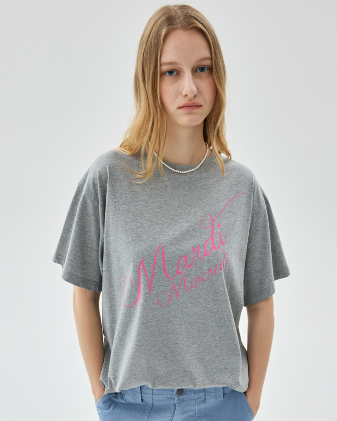 MARDI 110 TSHIRT SCRIPT LOGO STACKED