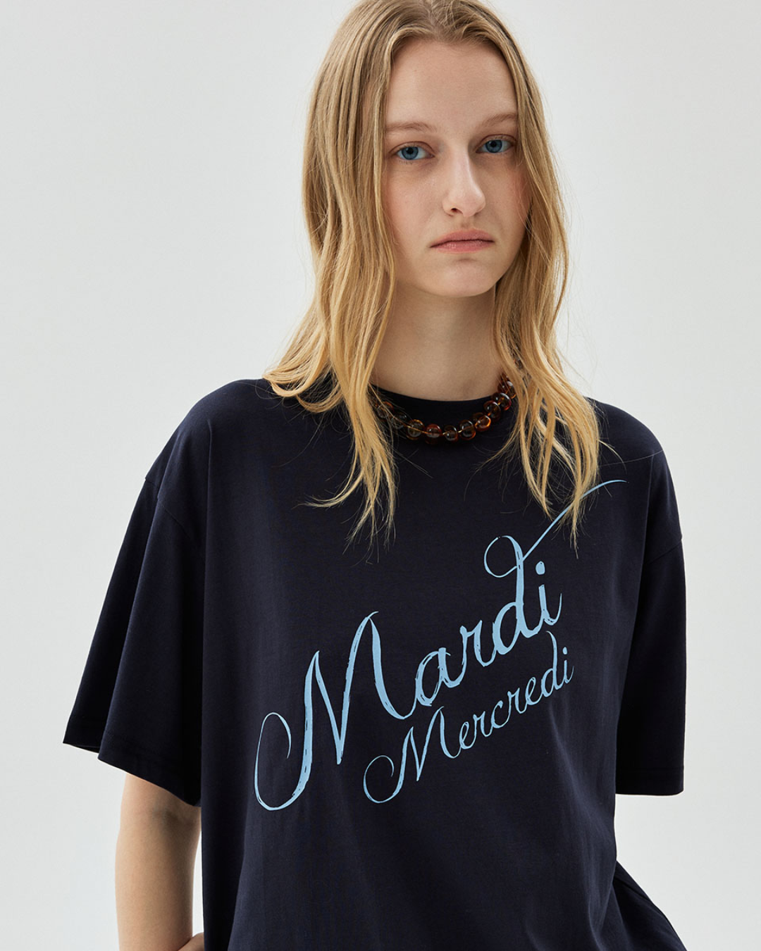 MARDI 110 TSHIRT SCRIPT LOGO STACKED
