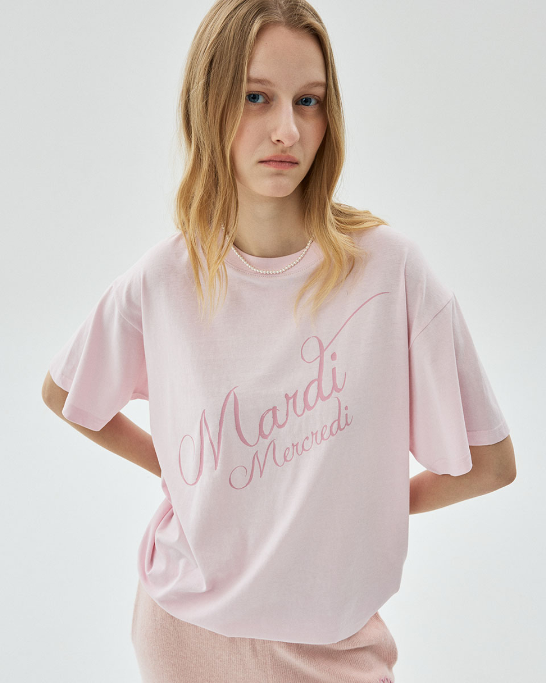 MARDI 110 TSHIRT SCRIPT LOGO STACKED