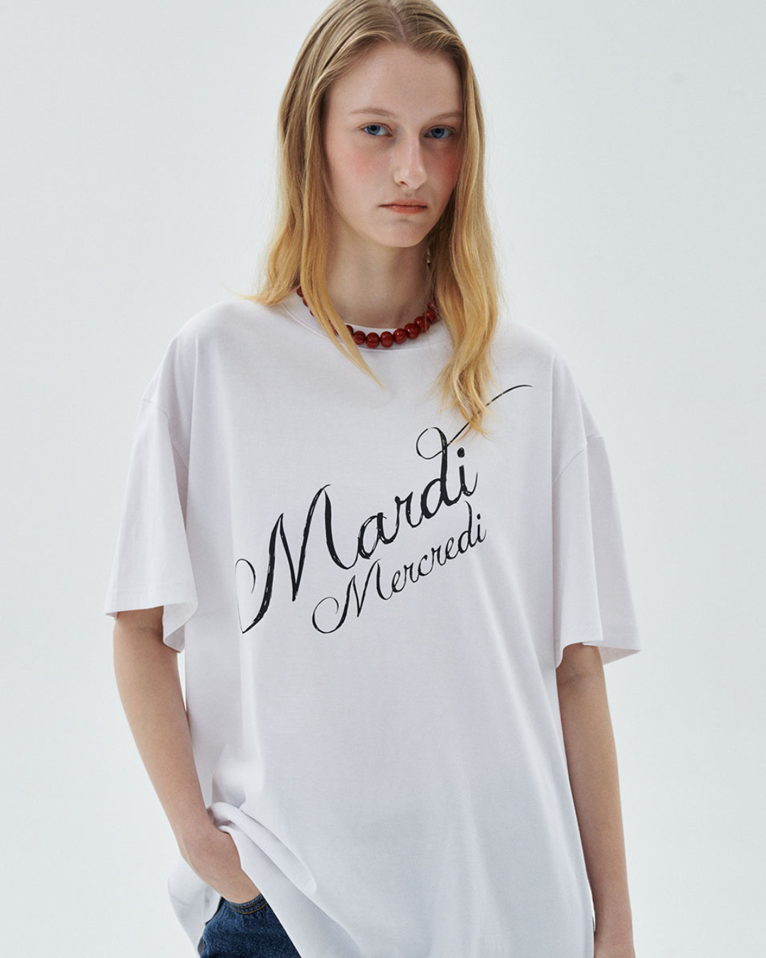 MARDI 110 TSHIRT SCRIPT LOGO STACKED