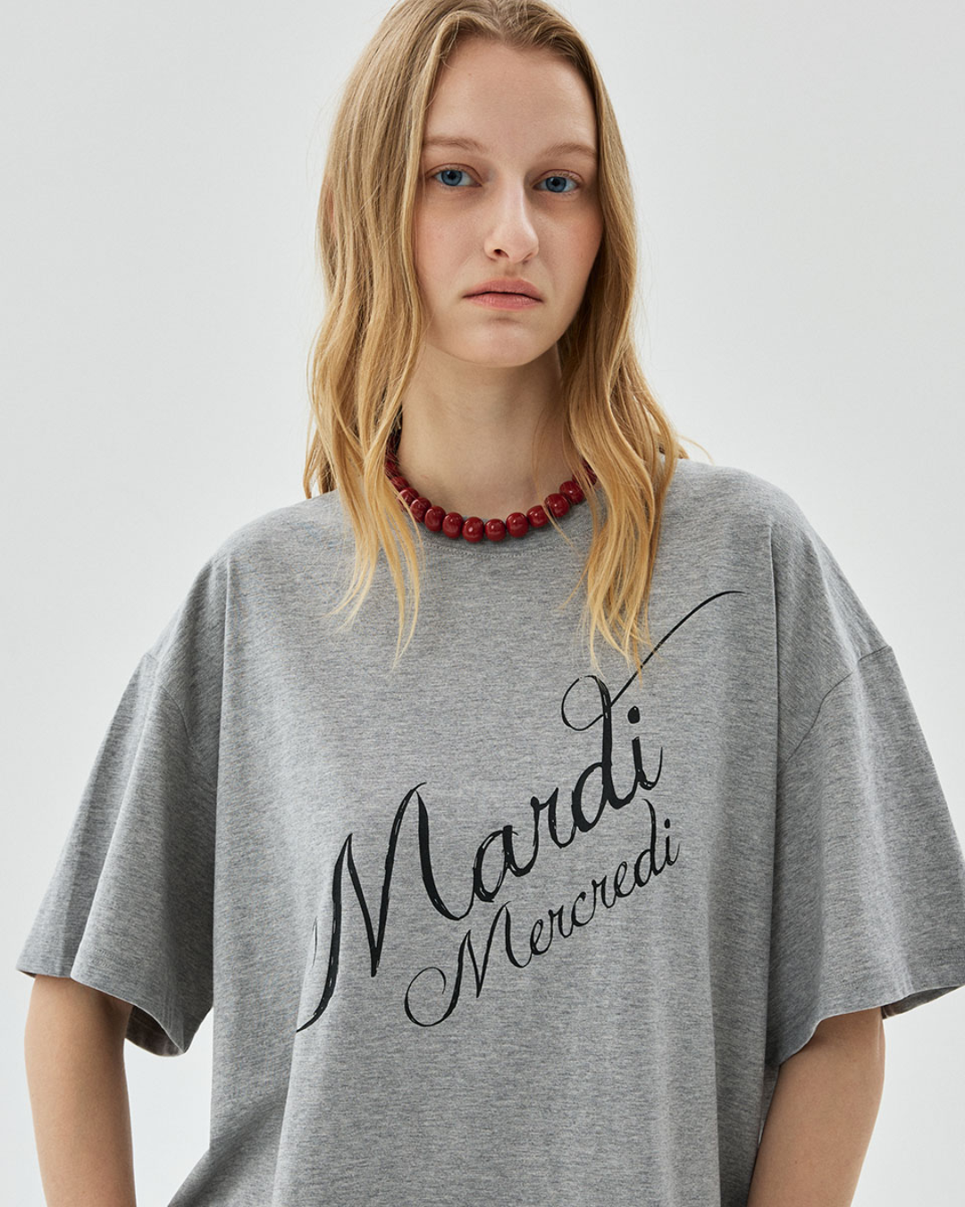 MARDI 110 TSHIRT SCRIPT LOGO STACKED