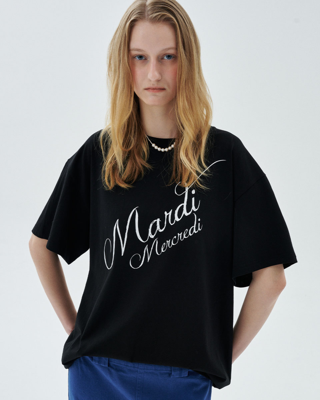 MARDI 110 TSHIRT SCRIPT LOGO STACKED
