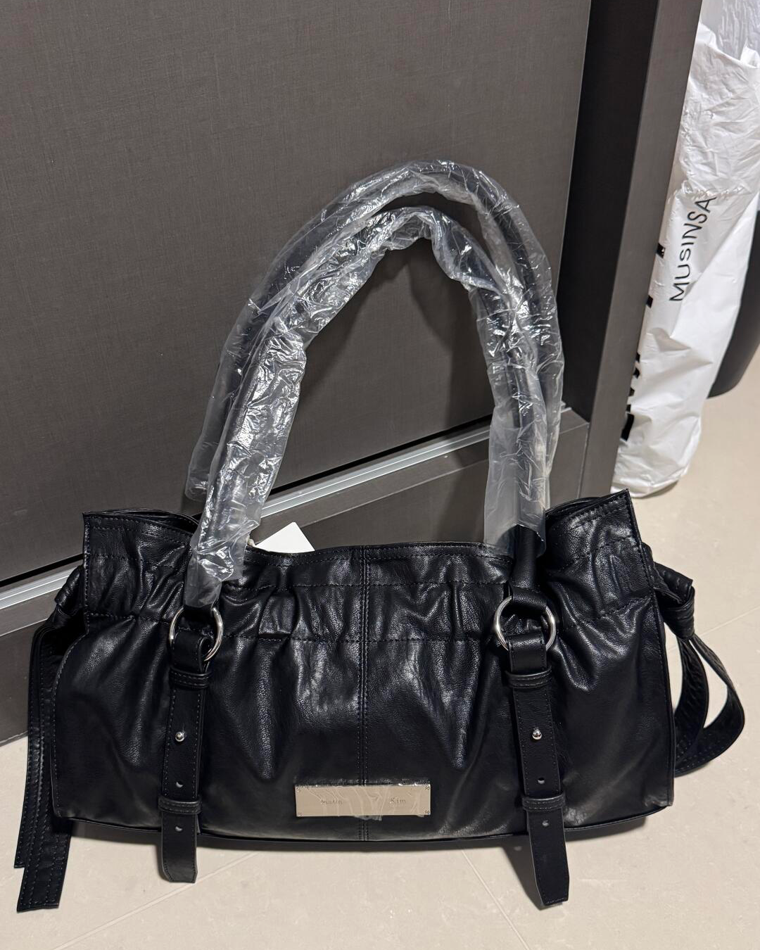 MATIN KIM 048 Shirring Tie Buckle Shoulder Bag (Black)
