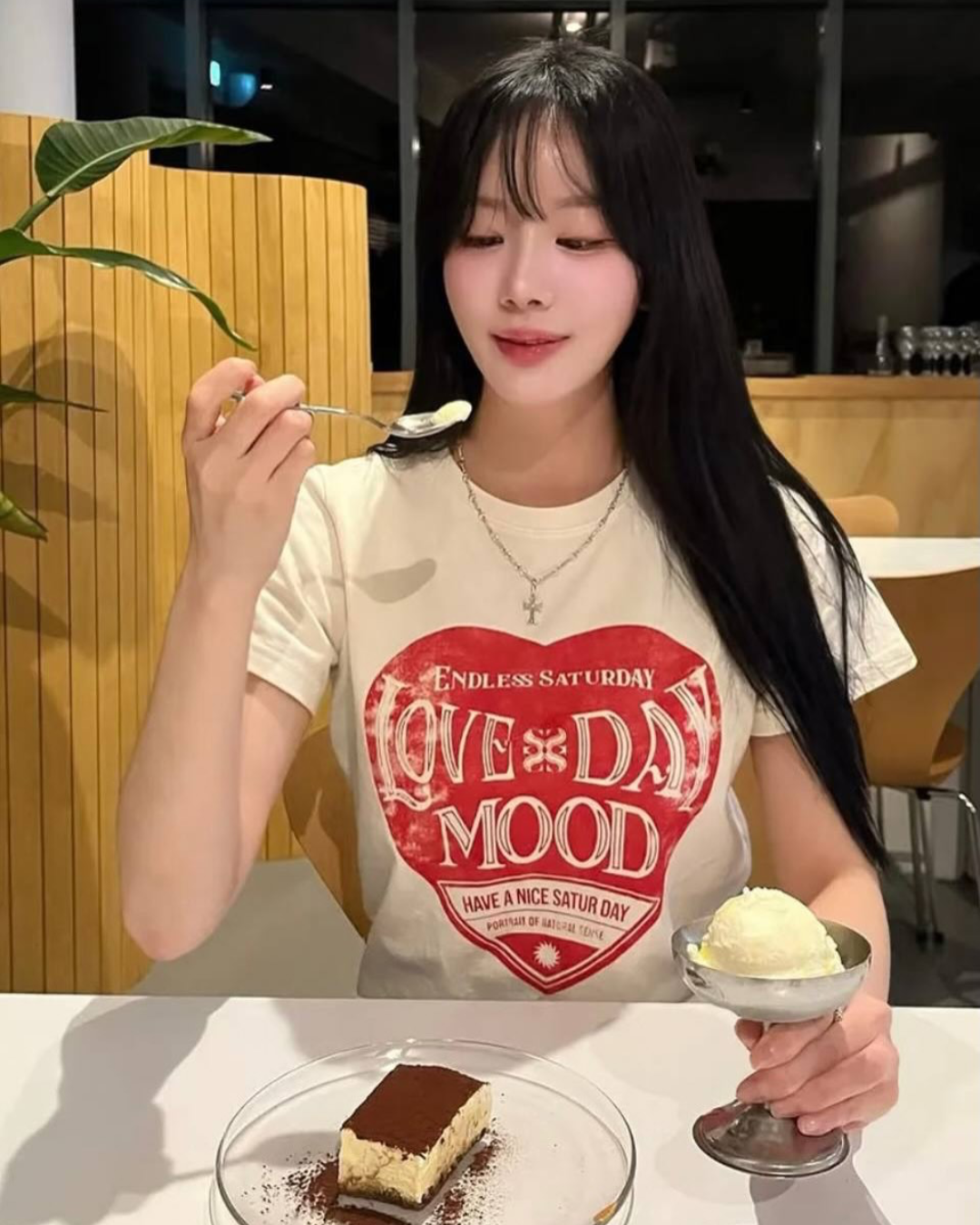 SATUR 002 (W) Saturday Retro Mood Graphic T-Shirt