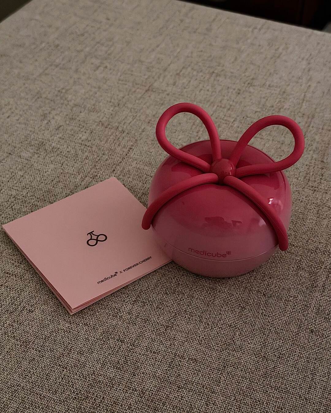 [WONYONG'S PICK] Medicube Ribbon Cherry Glass Hair Brush