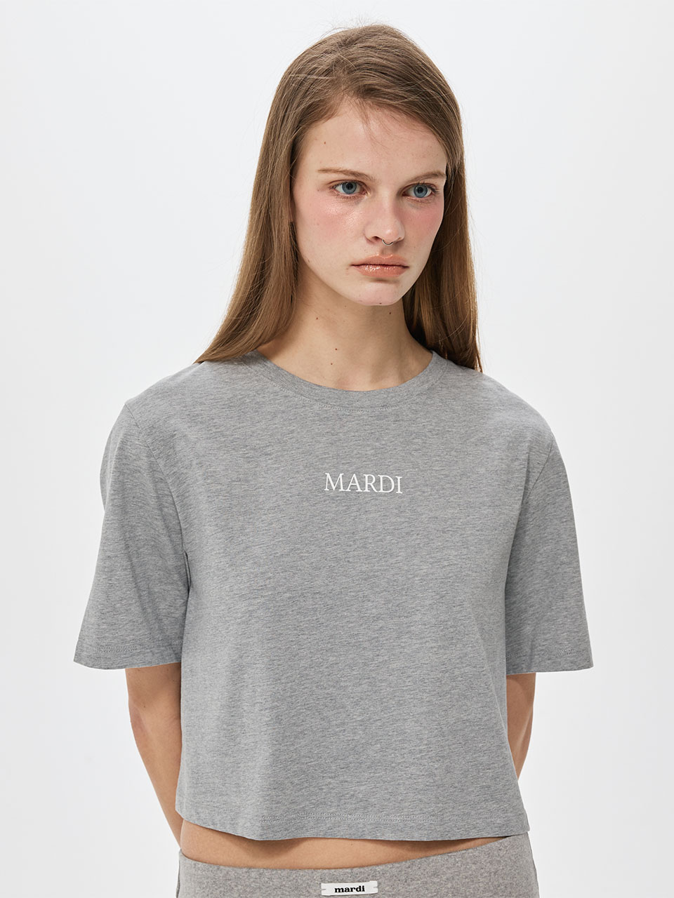 MARDI 108 CROPPED BASIC TSHIRT MARDI SERIF LOGO_GREY