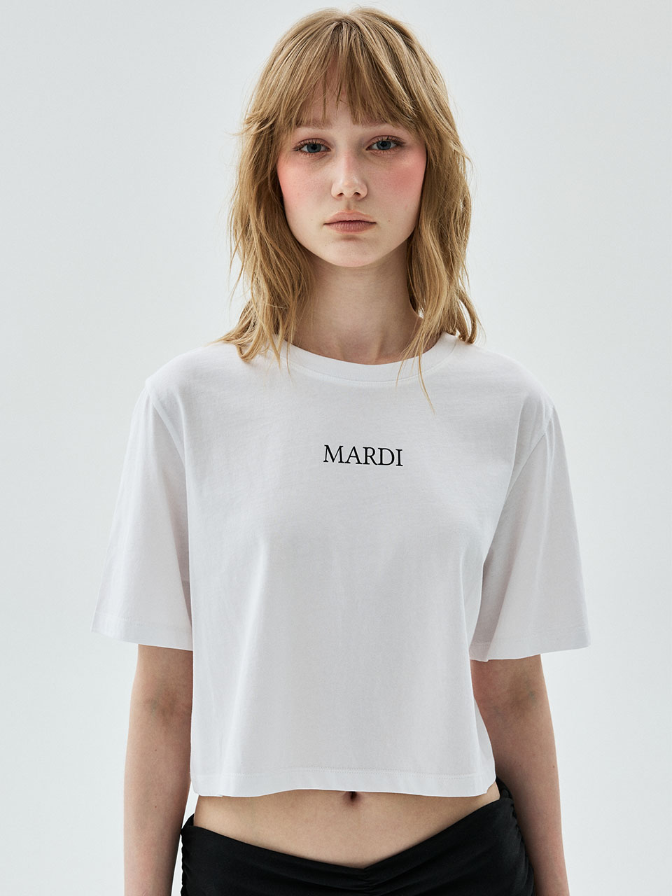 MARDI 108 CROPPED BASIC TSHIRT MARDI SERIF LOGO_WHITE