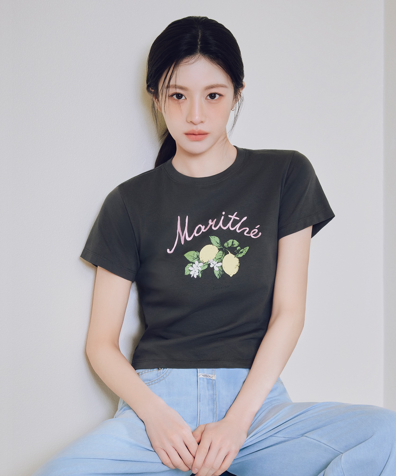 Marithe 051 W LEMON GRAPHIC SLIM CROP TEE