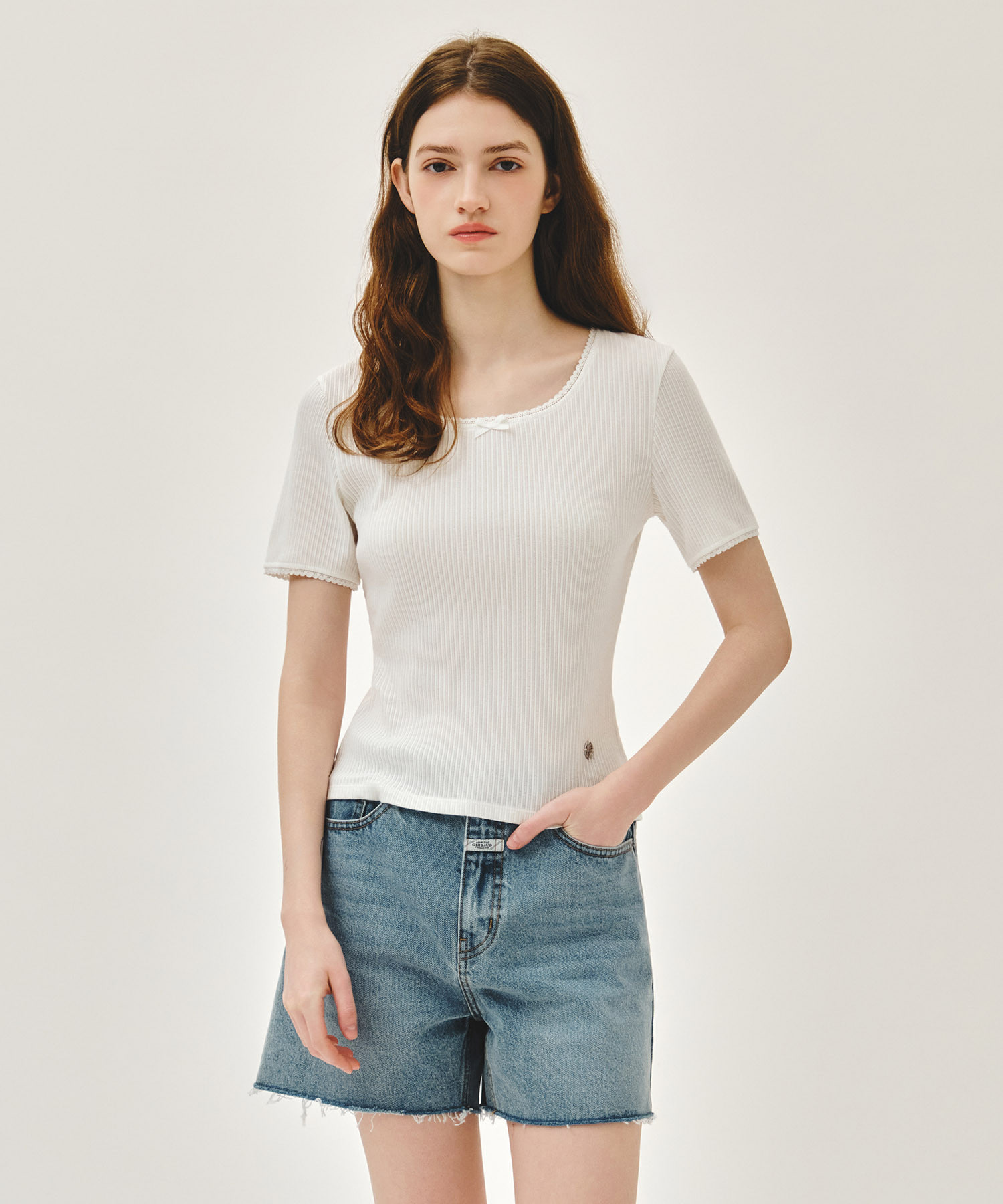 Marithe 062 W SQUARE NECK LACE DETAIL TEE