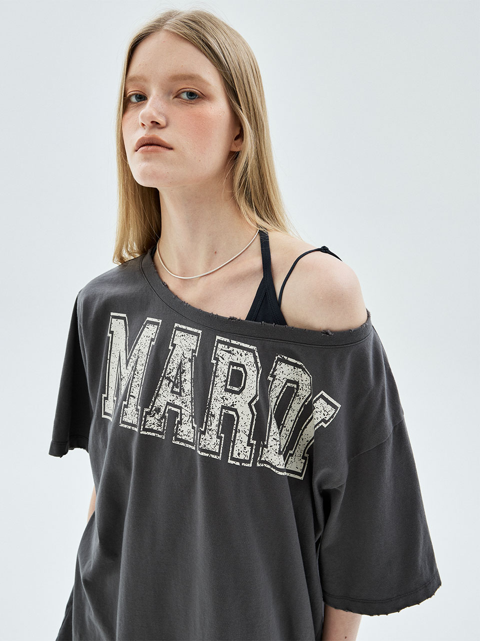 MARDI 106 TSHIRT OFF SHOULDER CRACKED LOGO DESTROYED_CHARCOAL BEIGE